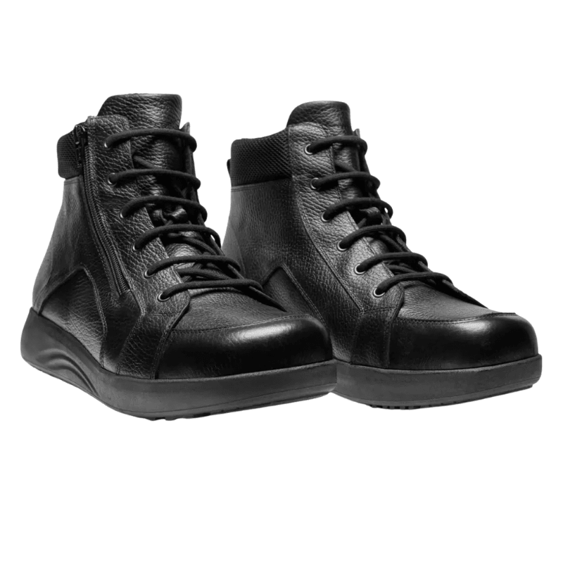 Twee zwarte New Feet herenboots van kalfsleer, licht schuin vooraanzicht, met veters en ritsen