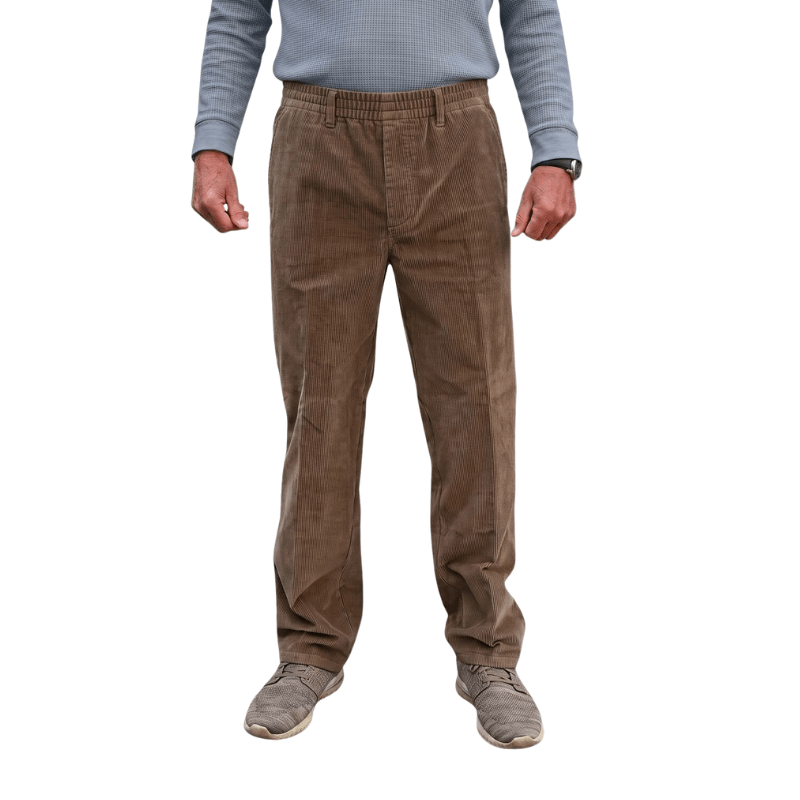 Bruine corduroy broek met elastische tailleband en riemlussen, van voren getoond op een persoon