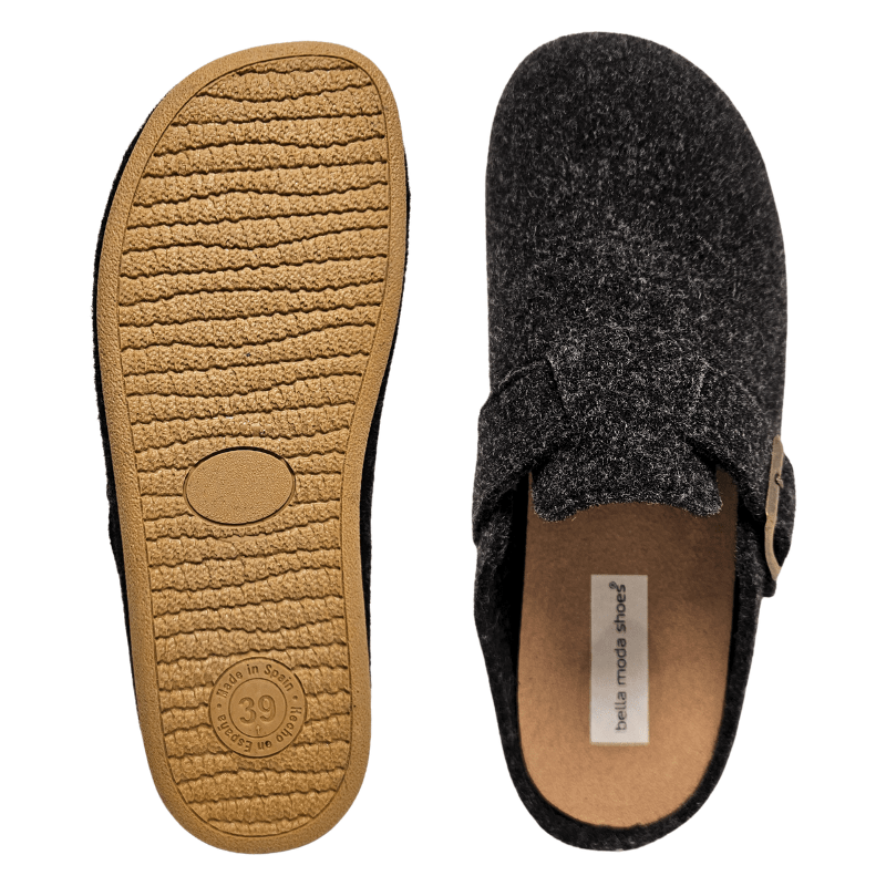 Twee antracietgrijze Bella Moda pantoffels, de ene met antislip rubberen buitenzool, de andere met binnenzool
