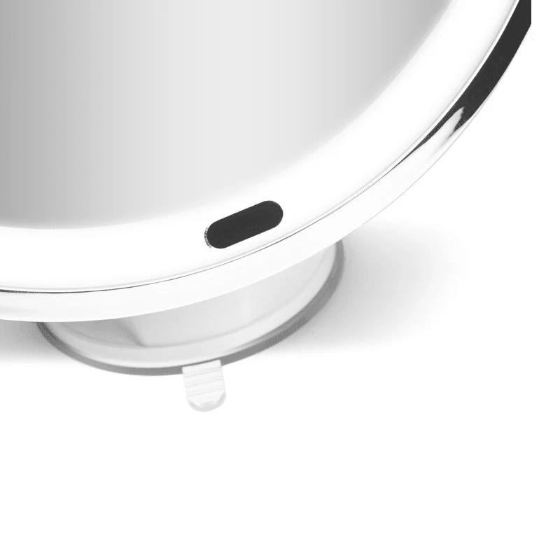 Gros plan du contrôle tactile du miroir de maquillage pour la lumière et de la petite languette de la ventouse