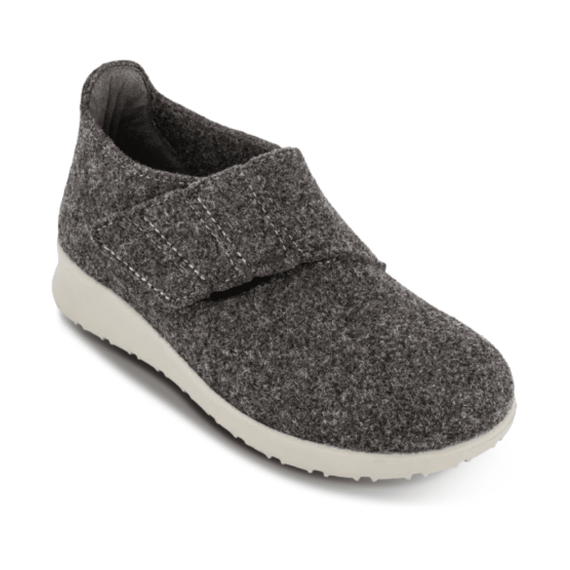 Antracietgrijze New Feet damespantoffel van wol met klittenband, schuin vooraanzicht met textuurfocus