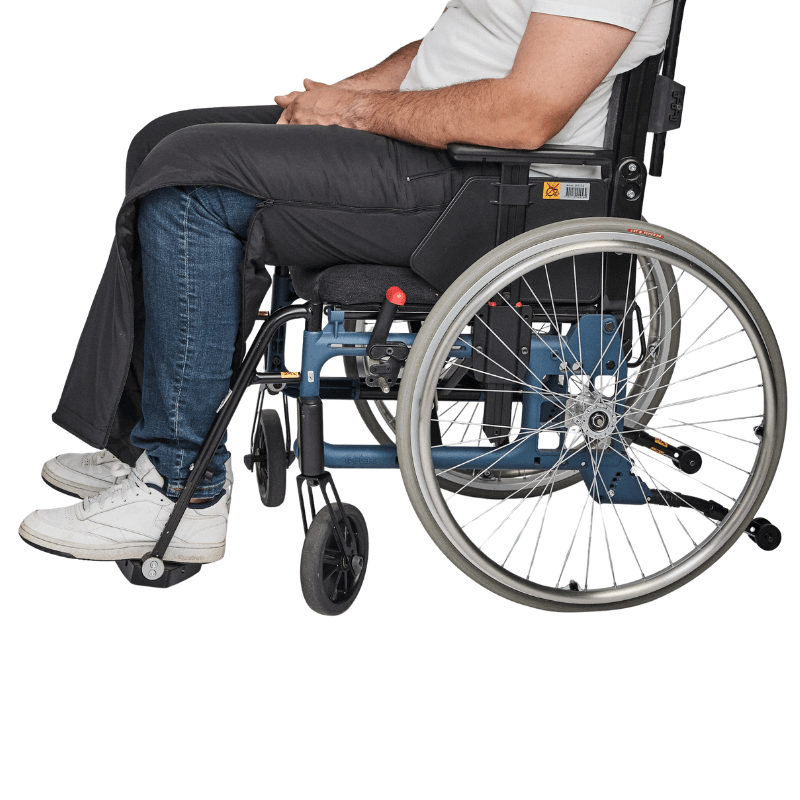 Personne en fauteuil roulant portant un pantalon thermique Dobsom noir avec la fermeture éclair latérale ouverte