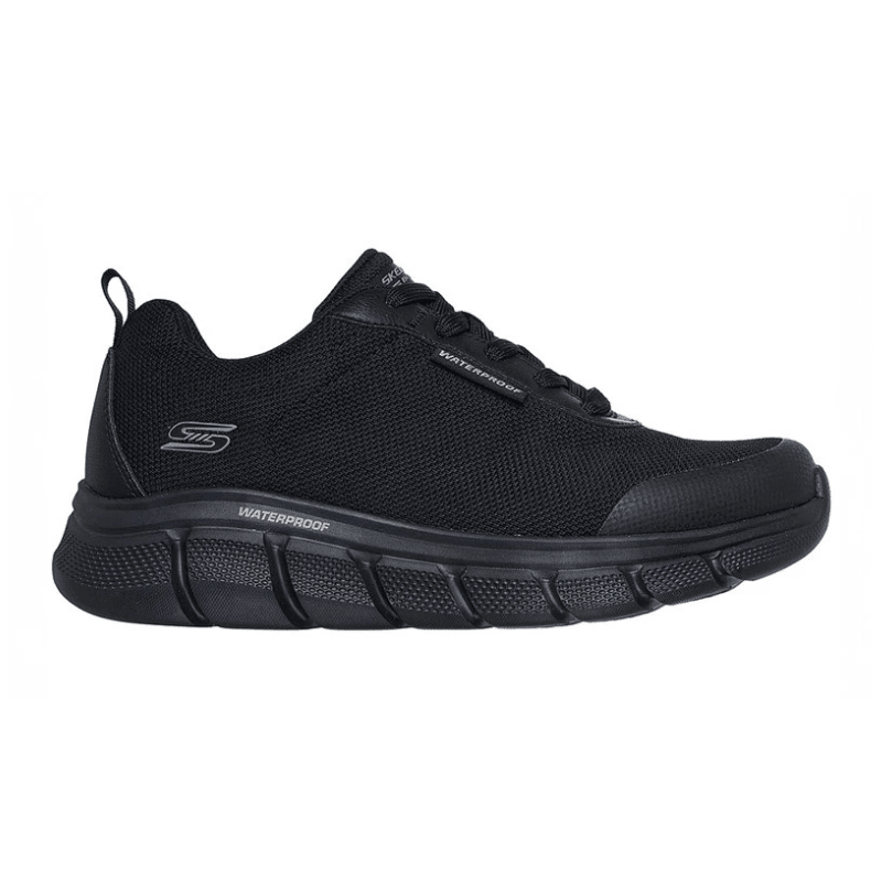 Zwarte Skechers waterdichte herensneaker van de zijkant met veters en mesh-bovenwerk