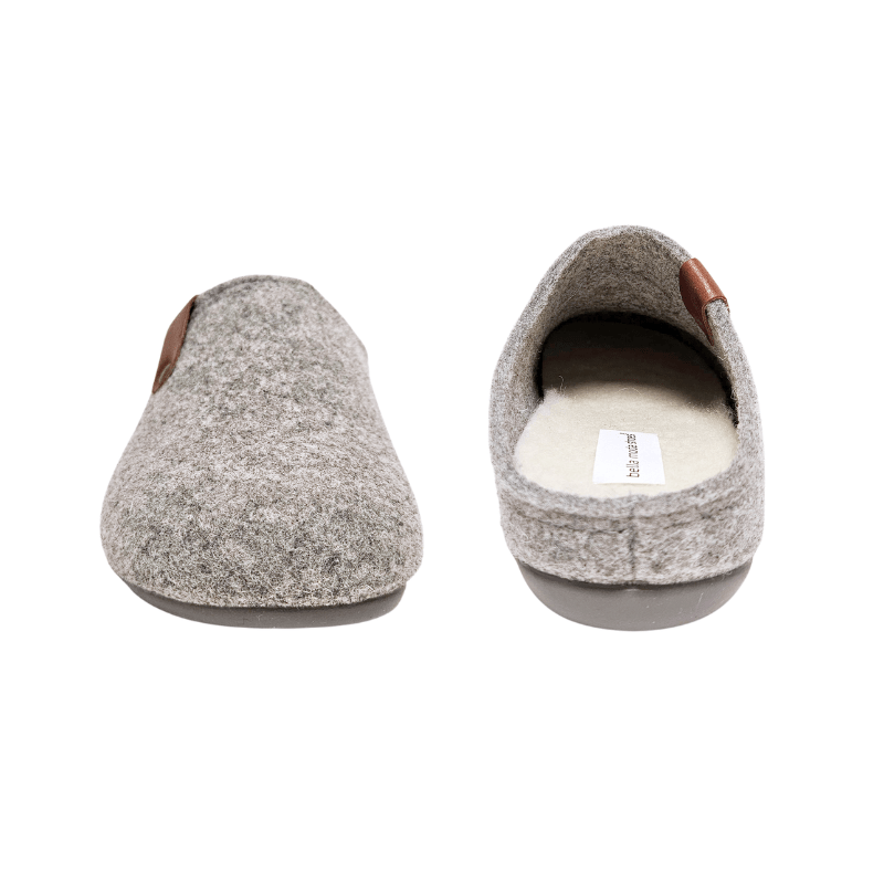 Twee grijze Bella Moda wollen slippers van voor en achter, tonen de zachte binnenkant