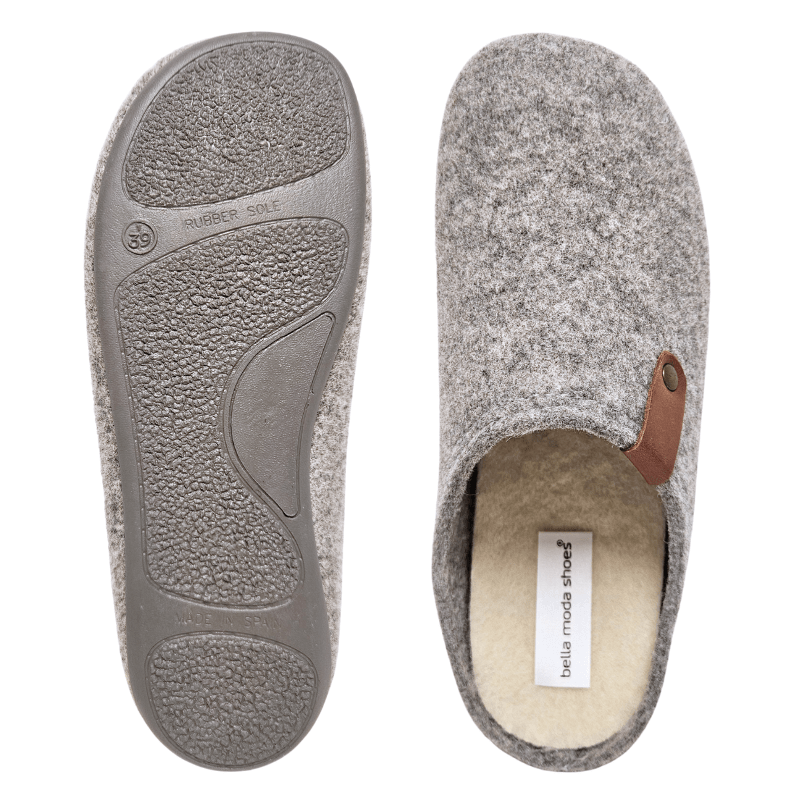 Twee grijze Bella Moda damesslippers van wol van bovenaf, tonen antislip rubberen zool en binnenzool