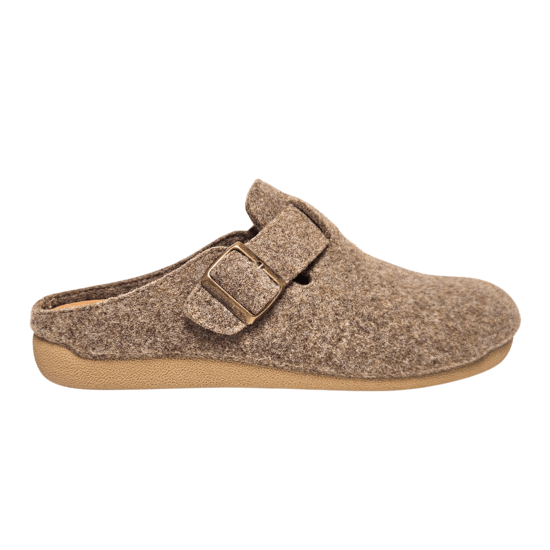 Beige Bella Moda damesslipper van wol met een kleine gesp bovenaan, van de zijkant gezien