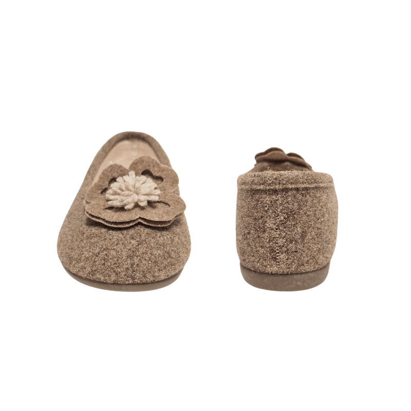 Twee Bella Moda damespantoffels van beige wolvilt, één vooraanzicht met bloem, de andere achteraanzicht