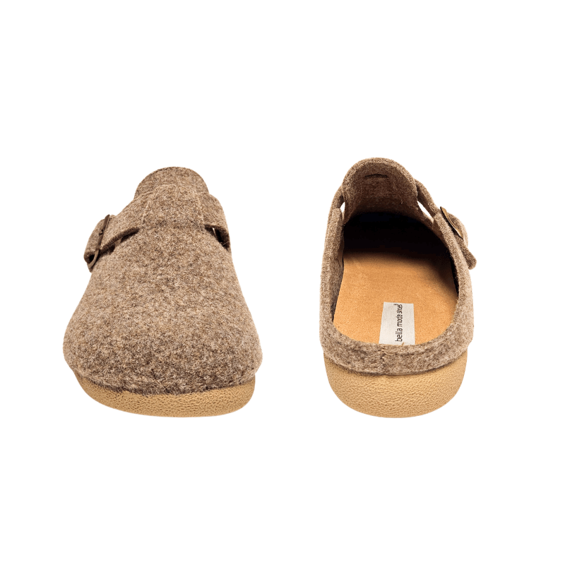 Twee beige Bella Moda damesschoenen van wol, één van voren en de andere van achteren met binnenzool