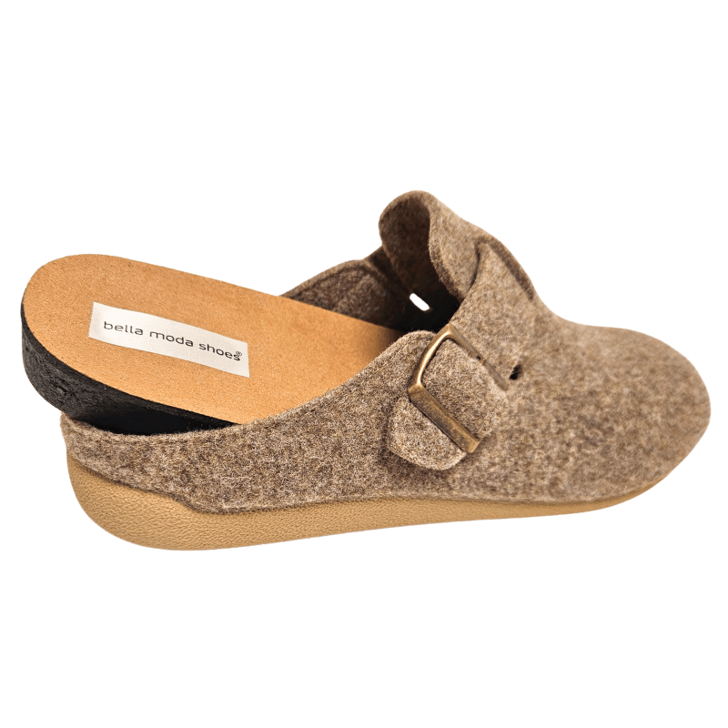 Beige Bella Moda wollen damesslipper met de uitneembare binnenzool gedeeltelijk eruit getrokken