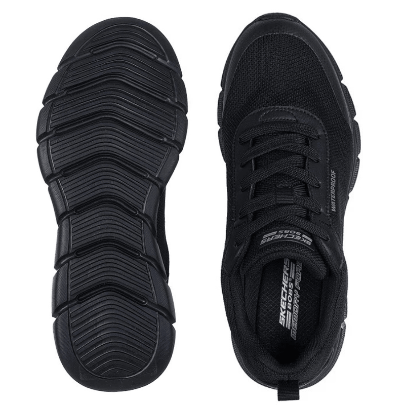Zwarte Skechers herensneaker van bovenaf en een bijpassende zool met patroon, van onderaf gezien