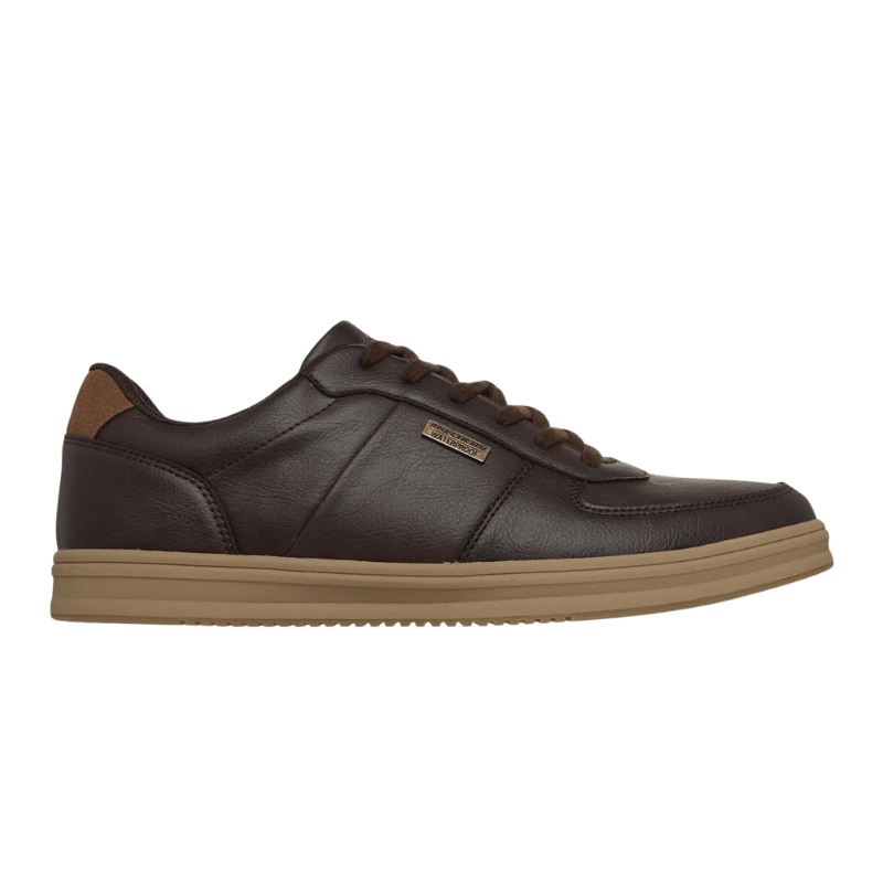 Bruine Skechers waterafstotende herensneaker, zijaanzicht met veters en een lichtbruine zool