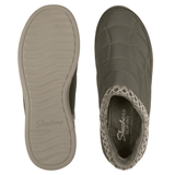 Twee olijfgroene Skechers damesschoenen, bovenaanzicht; de ene toont de buitenzool, de andere de Memory Foam binnenzool