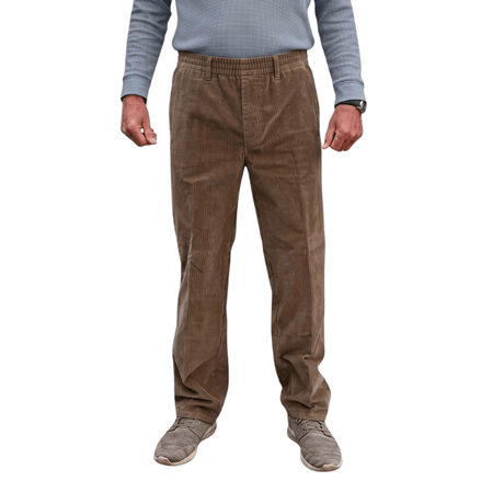 Bruine corduroy broek met elastische tailleband en riemlussen, van voren getoond op een persoon