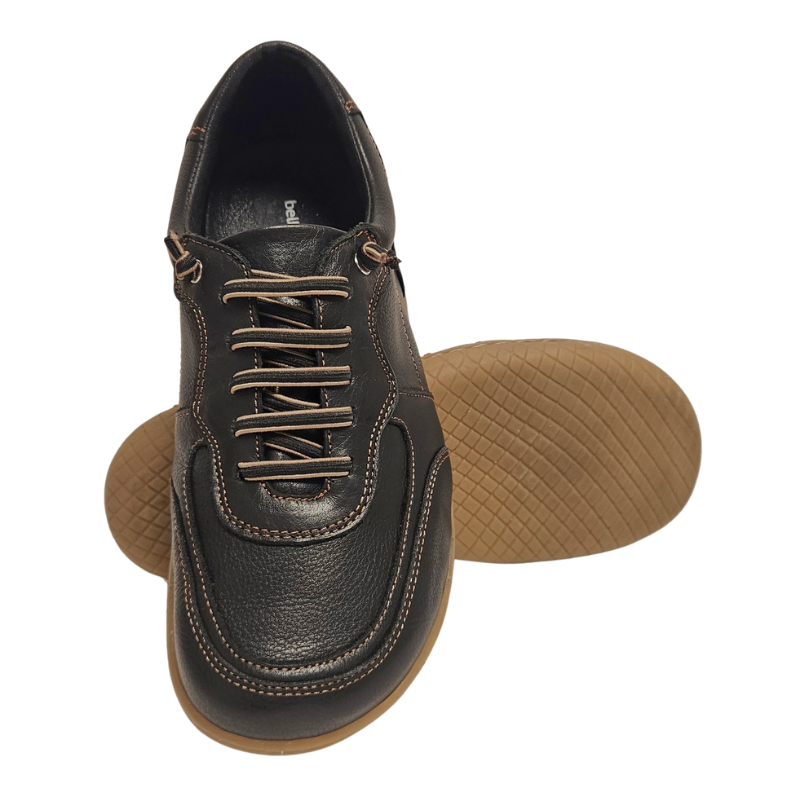 Twee zwarte Bella Moda dames blotevoetschoenen van bovenaf, één toont de geprofileerde zool