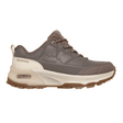 Sneaker Skechers imperméable marron moka pour femme de côté, avec détails texte et semelle robuste