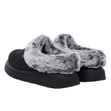 Deux chaussons Skechers noirs pour femme avec fausse fourrure grise et semelle épaisse, vue arrière