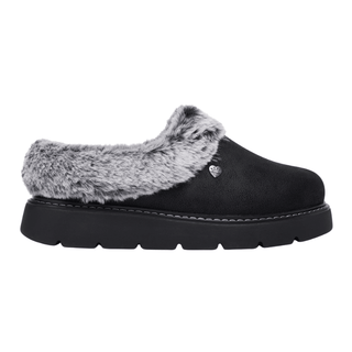 Chausson Skechers noir pour femme aspect daim avec fausse fourrure grise et semelle épaisse, vue latérale