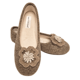 Twee Bella Moda damespantoffels van beige wolvilt, schuin bovenaanzicht, met zichtbare binnenzool en label