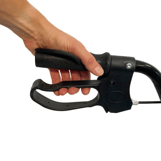 Close-up van een hand die de ergonomische zwarte handgreep en remhendel van een rollator vasthoudt