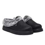 Une paire de chaussons Skechers noirs pour femme avec fausse fourrure grise et aspect daim, vue avant oblique