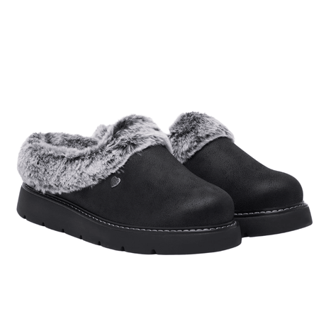 Een paar zwarte Skechers damespantoffels met grijs imitatiebont en suède-look, licht schuin vooraanzicht