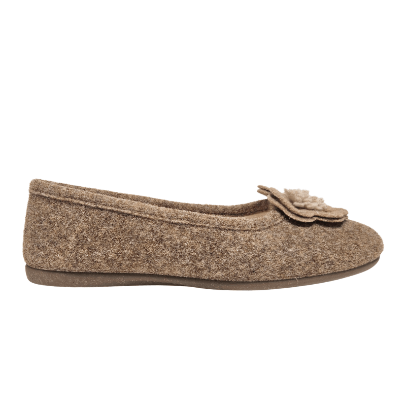 Lichtbeige Bella Moda damespantoffel van wolvilt met bloem op de neus, zijaanzicht