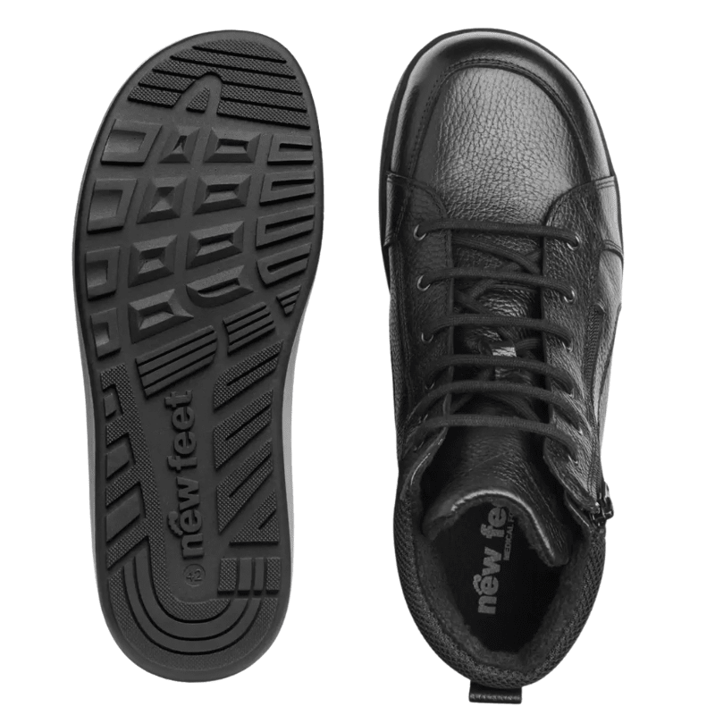 Een zwarte New Feet herenboot van bovenaf en een buitenzool met profiel en "new feet" logo