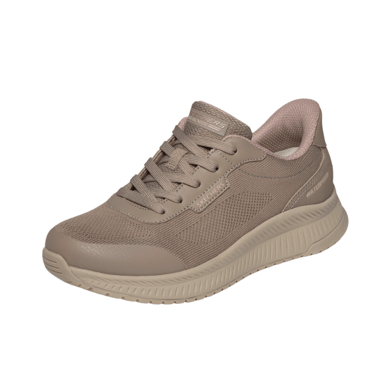 Chaussure Skechers slip-in outdoor femme couleur sable, vue de face en angle, avec lacets et tige respirante