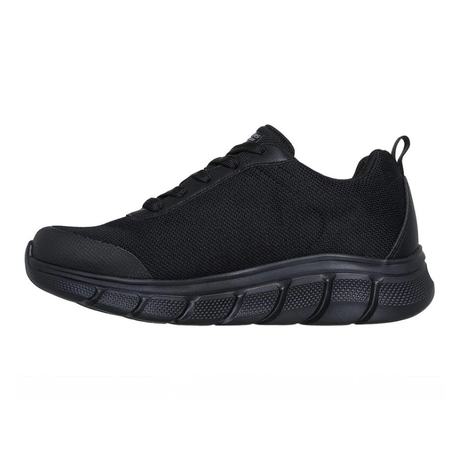 Klassieke zwarte Skechers herensneaker met veters en stevige zool, van de zijkant