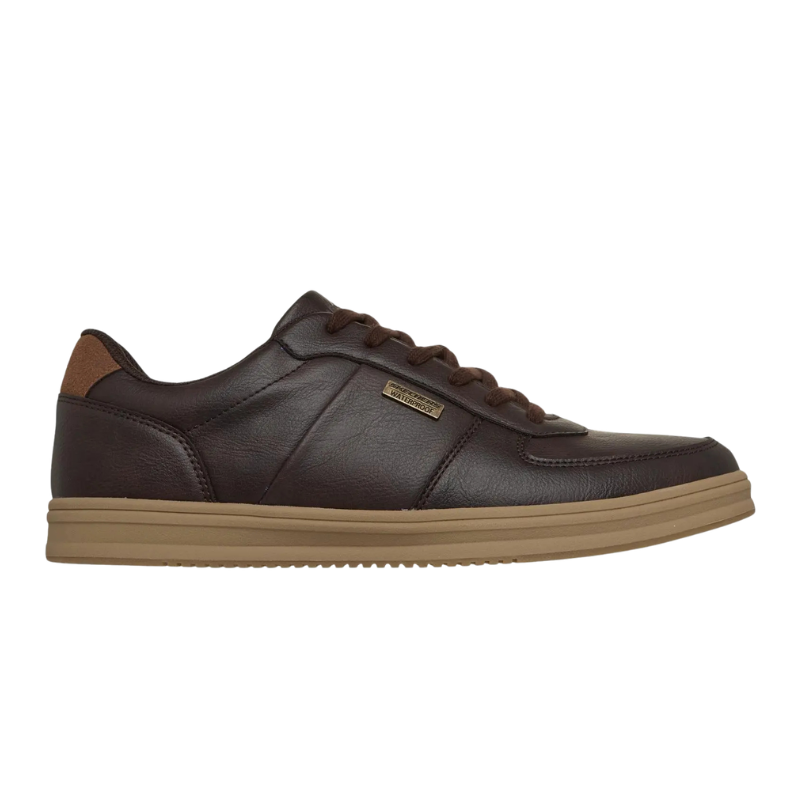 Bruine Skechers waterafstotende herensneaker, zijaanzicht met veters en een lichtbruine zool